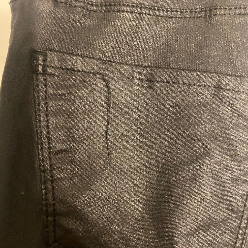 Byxor i skinnimiation som är lågmidjade. Tråd har lossnat på ena fickan i bak. Se bild. . Jeans & Byxor.