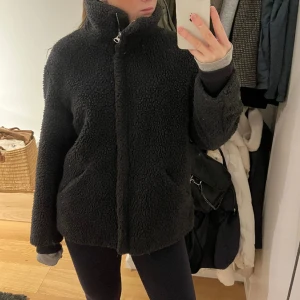 Teddy Jacka - Svart Teddy jacka i storlek S från HM. Mycket bra skick