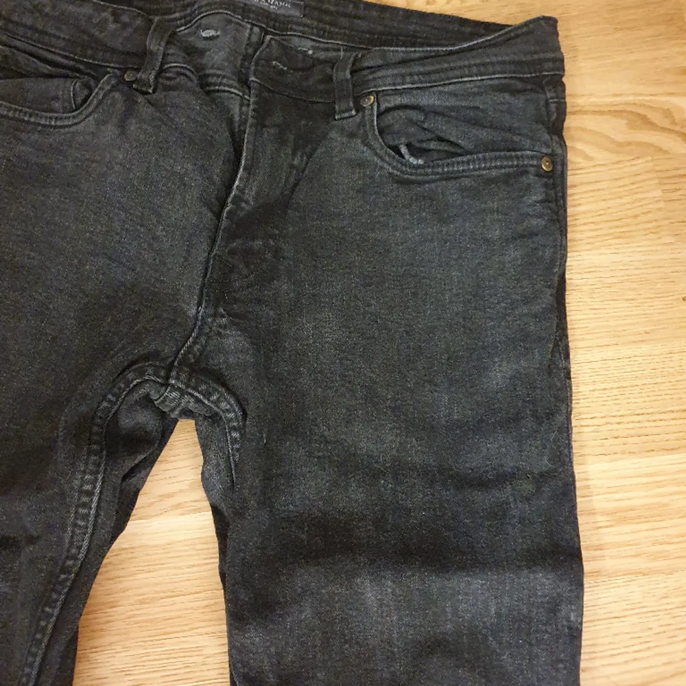 Knappt använda jeans i tight modell. Jeans & Byxor.