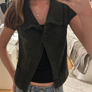 Kortärmad stickad kofta  - Så snygg topp!