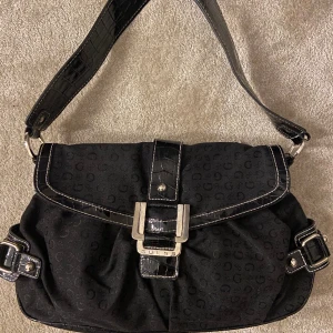 Vintage guess väska<3 - Jättesnygg guess väska i utmärkt skick. Säljer då jag har för många väskor!☺️skriva gärna om du har någon fråga.