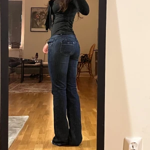 Lågmidjade jeans lowrise vintage jeans - ALL INFO NEDAN: midjemått: 36/37cm💕Innerbenslängd:81cm💕 Jag är 160cm men de är en bra bit långa för mig, superfint skick som nya💕 halvt bootcut men inte flare💕 använd köp nu kvar så länge det ej är markerat sålt💕
