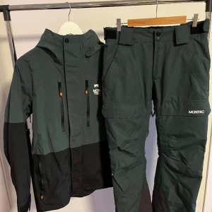 Montec fawk jacka + byxor  - Vadderad Montec fawk jacka samt byxor i storlek XS. Använd endast en veckas skidåkning och är i mycket bra skick.