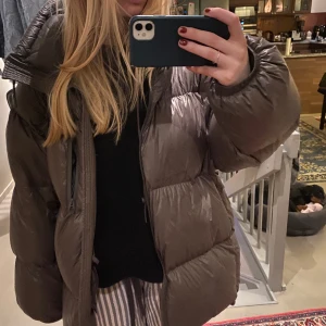 Trendig jacka från hm!  - Grå/brun/olivgrön. Supercool trendig vinterjacka. Funkar både vinter och tidig vår. Hör av er eller köp direkt om intresserade! Lite små fläckar som uppkommer vid användning i vinter etc, inga tydliga som man tänker på men vill informera!💜