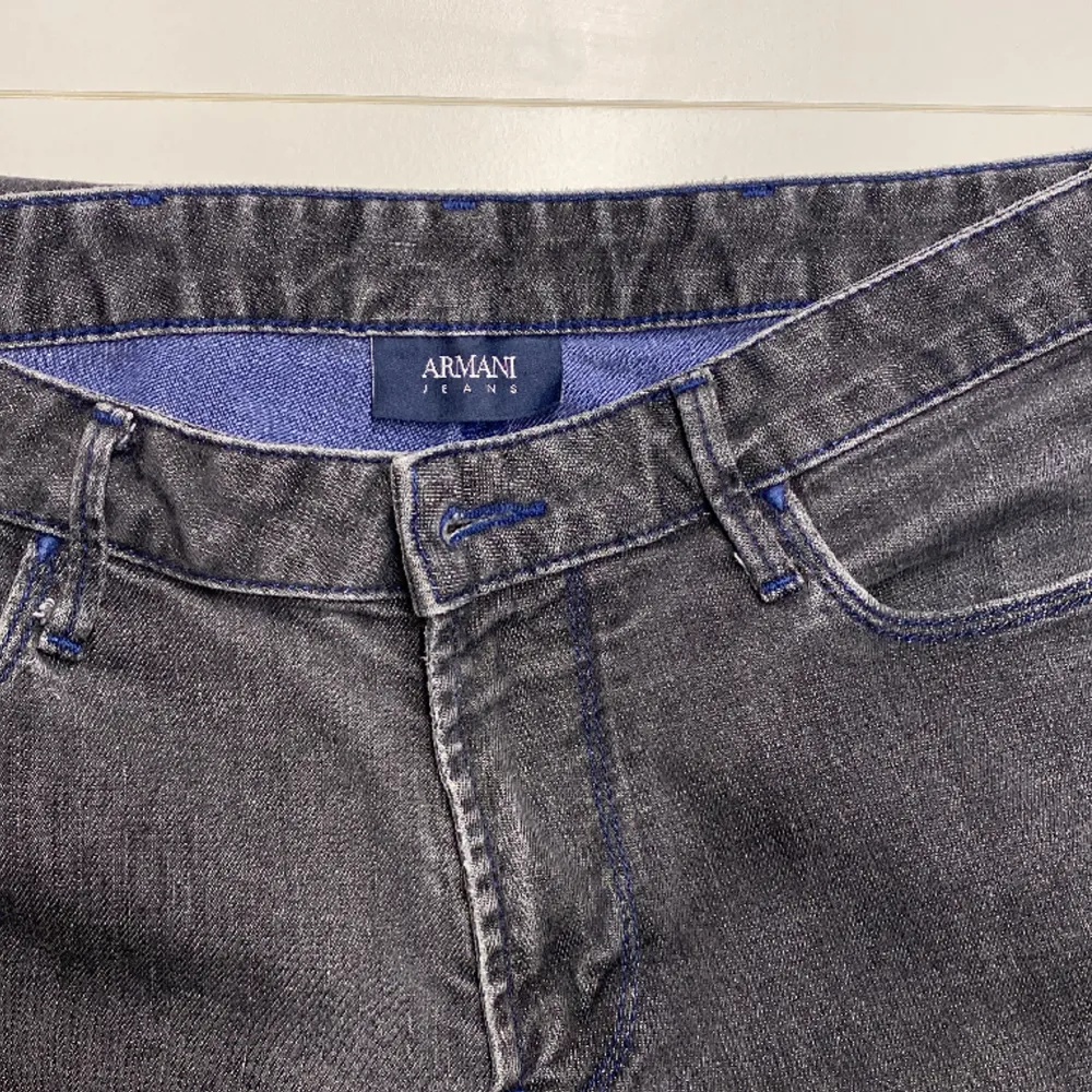 Tjena! Säljer nu mina Armani Jeans, passformen är slim fit i storleken 33.   Cond: 10/10 Strl: 33 Nypris 1799:-. Jeans & Byxor.