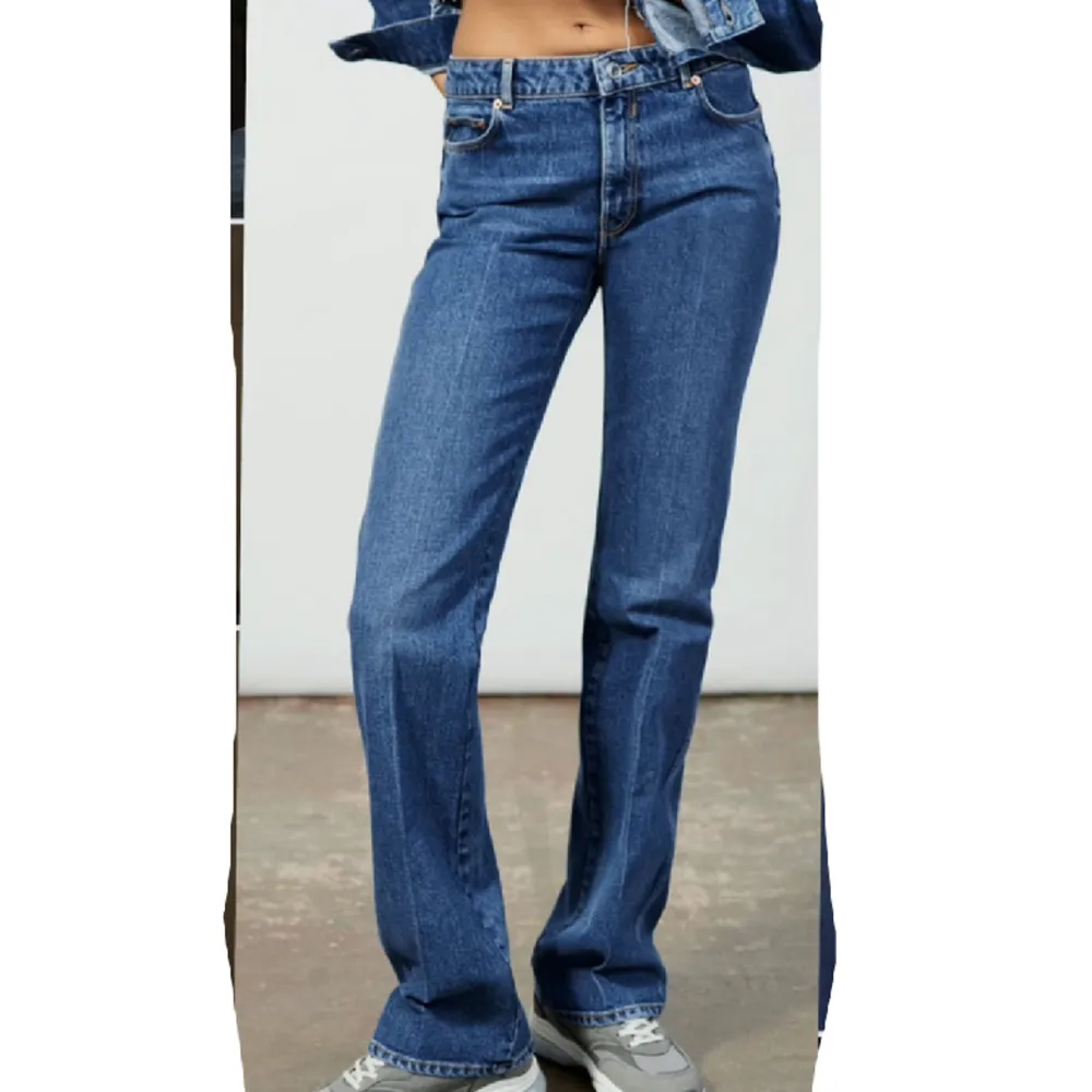 Jeans från zara. Lågmidjade och full length. 💙. Jeans & Byxor.