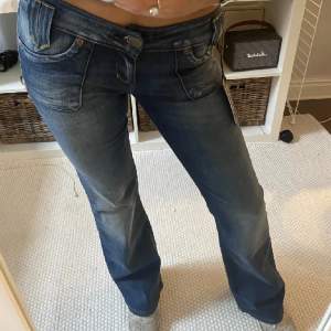 Svinsnygga low waist jeans köpa secondhand. 😍   Lånade bilder från tidigare ägaren. Innerbenslängd 85 cm. 