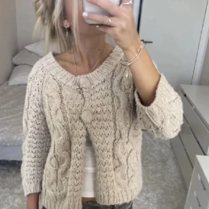 SÖKER - Söker en liknande stickad kofta/bolero! Kontakta mig gärna om ni säljer någon liknande🥰