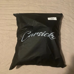 Carsicko  - Carsicko hoodie helt ny, ej använd. Storlek S men passar även M. Nypris 1,850kr. 