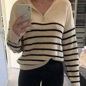 Randig stickad tröja  - Säljer en helt ny stickad randig tröja då den ej kommer t användning. Inga defekter och bara så fin och passar t allt❤️