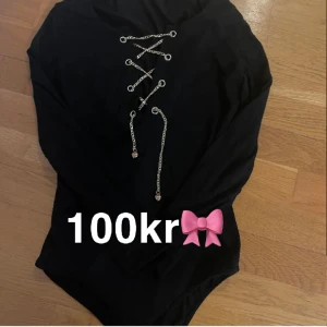 Svart body med kedjor - Svart body med kedjor vid brösten & guldiga hjärtan 😚🎀