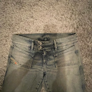 Low waist disel jeans - Säljer dessa ass snygga disel jeans. De är i storlek 29/34, så tyvärr förstora för mig då jag brukar ha 24/30 eller 25/30 i jeans. Men dö snygga är dom! Vill bli av med dom så säljer för endast 150 kr + frakt!! 💖
