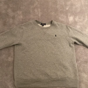 Polo Ralph Lauren Tröja - Säljer nu min supersnygga tröja från Polo Ralph lauren pga att den är för liten. Skick: 9/10 inga defekter. Storlek: Xl- barnstorlek. Passar dig som bär Xs. Nypris: ca 800 kr. Mitt pris: 349. Priset är inte hugget i sten så kom gärna med prisförslag! 