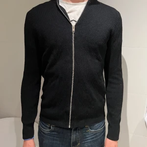 Jack & Jones svart cardigan  - Svart Cardigan från Jack & Jones. Bra skick, knappt använd! Strl M 