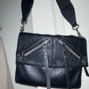 Axelremsväska - En jätte fin vintage axelremsväska där bandet går att byta ut! Färgen har lossnat lite från silvret 💙