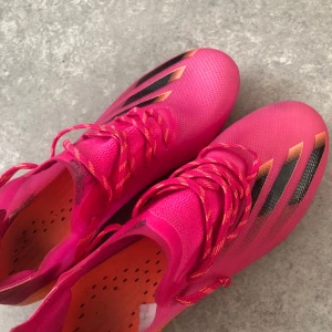 Adidas fotbollsskor x ghosted.1 rosa  - Säljer ett par fotbollsskor elite modell äkta. 8/10 i skick!  Storlek 39 och 1/3 