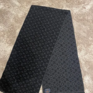  Louis Vuttion Monogram Classic Scarf - Louis Vuttion halsduk  Väldigt bra skick!  Pris kan diskuteras 