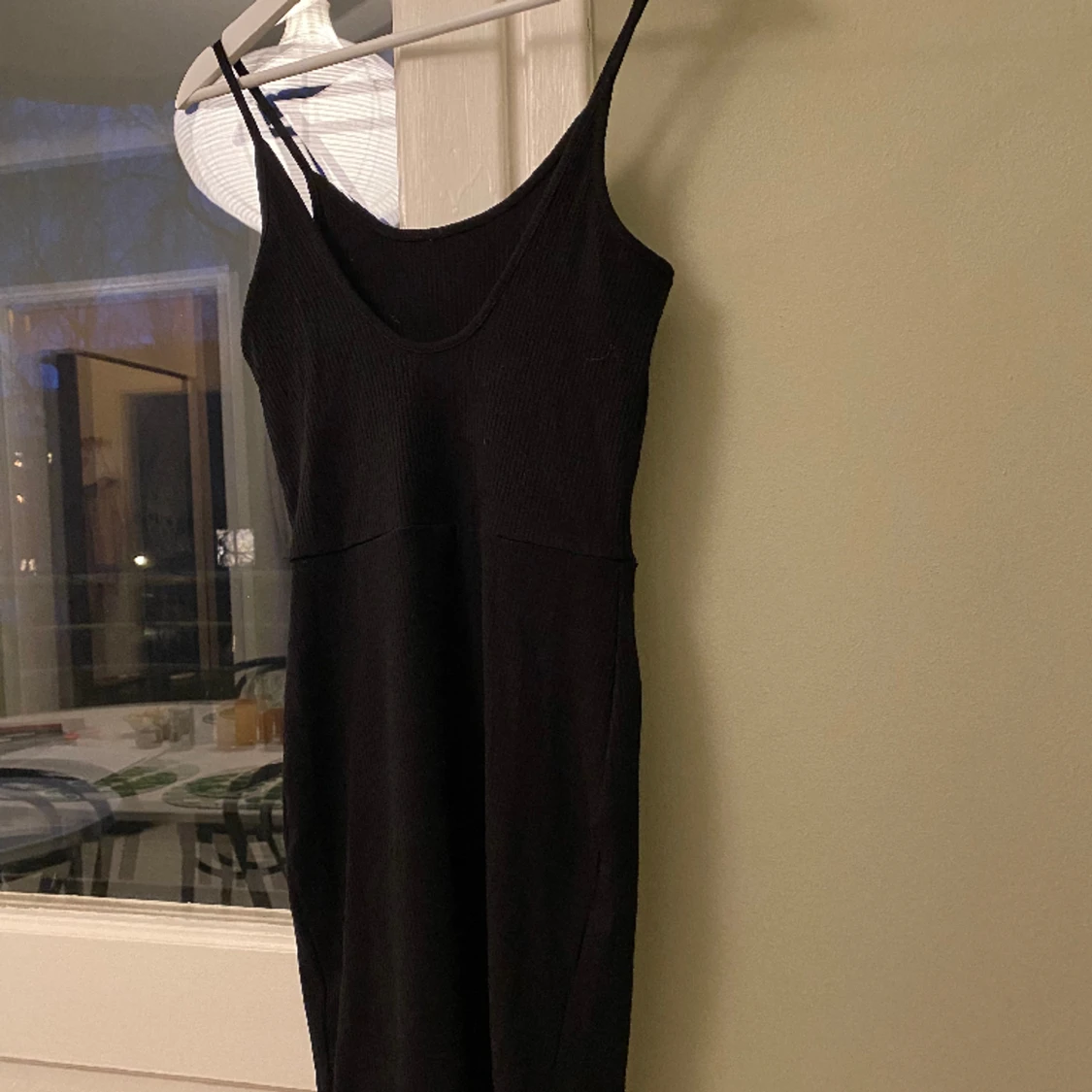 Ribbad svart miniklänning - 90