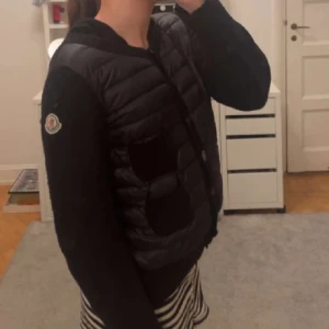 Moncler cardigan - Säljer denna moncler cardigan storlek M men passar XS/S köpt på plick så har ej kvitto 