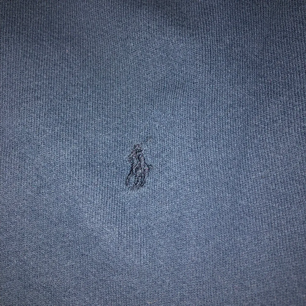 Säljer min sjukt fina Polo Ralph Lauren tröja som tyvärr blivit för liten. Storleken är 14-16 år men passar ungefär som S. Har ni frågor eller funderingar så är det bara att skriva till mig!. Tröjor & Koftor.