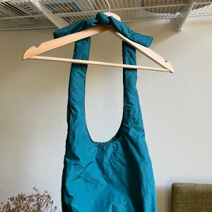 COS Väska - Hej! Säljer en knappt använd väsk från COS.  Först till kvarn! 