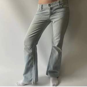 Lågmidjade bootcut Levis jeans från @secondwinUF! Super fina jeans men passar tyvärr inte mig då det är för stora💕Aldrig använda!