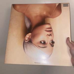 Säljer denna Ariana Grande vinylen