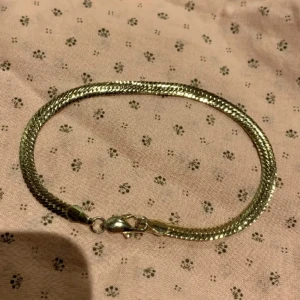 Guldarmband  - Superfint armband som tyvärr inte kommer till användning. Frakt tillkommer på 17 kr 💕