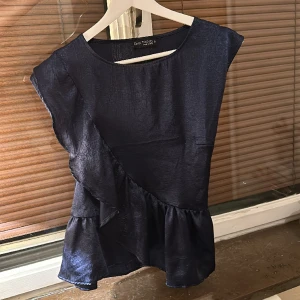 Fin topp - Jättefin blus/topp i lite skimmerigt  material som passar perfekt till fest men även till vardags 