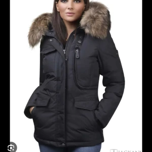 Hollies livingo jacka  - En fin och välvårdad livingo jacka från hollies med stor äkta päls, använd en vinter i mycket bra skick. Säljer pga har köpt en annan 