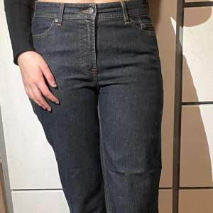 Second hand mörkblå jeans, ganska high waist och lösa runt benen, lite slitage vid slutet av ben men annars fina❤️