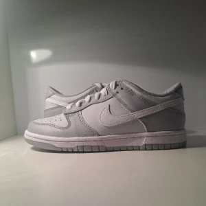 Nike dunks "Two tone grey" 38,5 - Detta är modellen Nike "Two tone grey" med storlek 38,5. Dessa är ett helt oanvänt par. Boxen som ingår har vissa defekter men utöver det är allting i bra kvalité. Om du har några frågor eller funderingar hör gärna av dig här på Plick!