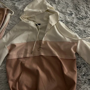 Matchande överdel och underdel  - Överdel och underdel är matchande från Zara i storlek S, superskick. 