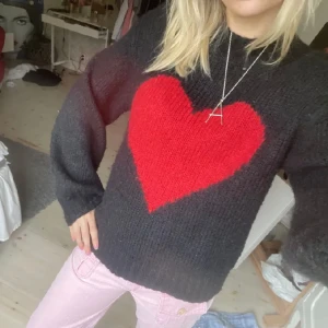Stickad tröja med hjärta - Så fin stickad tröja i ull❤️❤️ är varm och skön och blir så cool med hjärtat på (lånad bild)