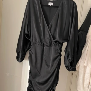 Klänning - Silkesklänning från Bubbelroom i storlek 36, använd bara en gång.