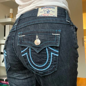 True religion bootcut jeans - Säljer dessa coola vintage lågmidjade jeans från true religion! Bootcut! Superfint skick! Storlek är W28 och står ingen ”Length” men skulle säga att dom är W28 L34💕 ❌LÄS BIO INNAN DU KONTAKTAR/KÖPER!❌ Midjemått: ca 38cm tvärs över Innerbenslängd: ca 84cm