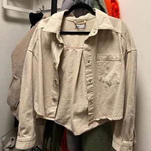 Beige jeansjacka - Beige jeansjacka från Gina Tricot. Storlek M. Fläck på ena fickan som jag inte provat få bort. 