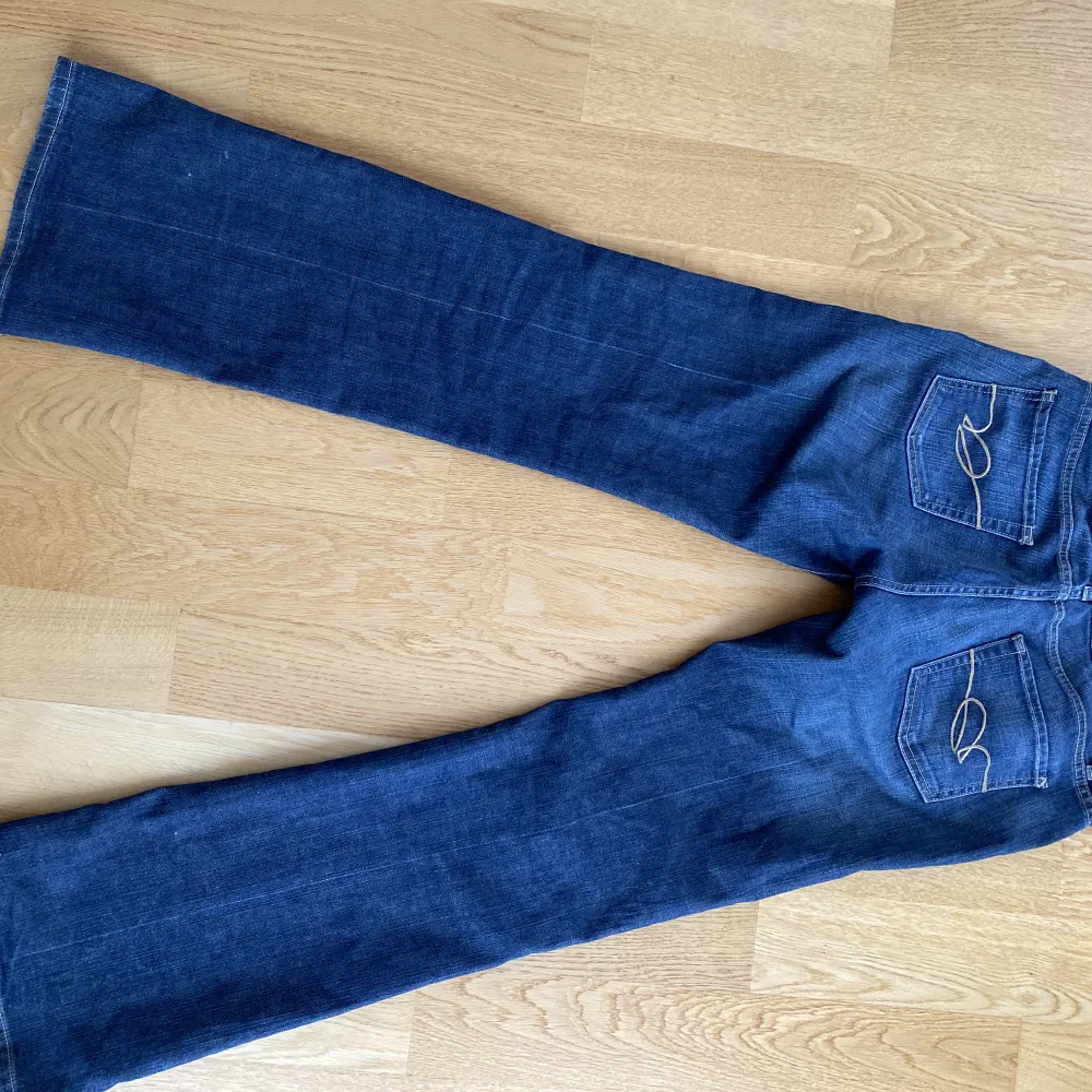 Ett par jättefina jeans från Xanaka som är i mycket bra skick. Dom är lågmidjade och utsvängda. Säljer dom eftersom att dom tyvärr är förstora för mig💗. Jeans & Byxor.