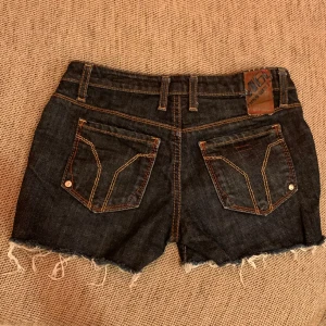 Miss Sixty Shorts - Skitsnygga shorts från Miss Sixty (egentligen jeans men har klippt dem) nypris ca 2900kr men jag säljer för 150 kr för att jag har klippt dem 💞