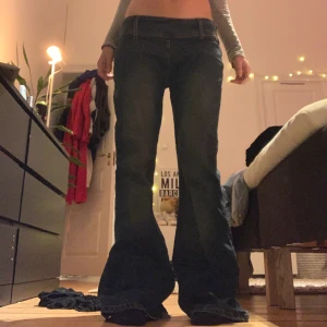 Baggy bootcut jeans - Super snygga baggy bootcut jeans. Nästan helt oanvända  Midjemått: 39cm (mätt rakt över) Innerbenslöngd: 83cm