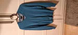 Tjocktröja  - Säljer denna tjocktröja från massimo dutti som har en stark blå färg i storlek M, längst ner så ser man märket, ej använd