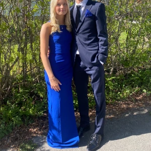 BLÅ BALKLÄNNING  - Säljer min fina balklänning som endast är använd 1 gång, därav är den som ny utan några defekter. Jag är 165cm och klänningen är enda till marken på mig med klackar! Köpt på Bubbleroom för 799kr💙🥂