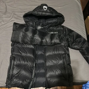 Sail Racing vinterjacka - Säljer min gamla sail racing vinterjacka strl 170, skulle säga att den passar om du har strl S. Den är i nyskick inga defekter. 