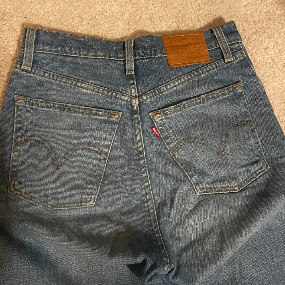 Säljer mina urläckra Levis jeans i modellen ribcage straight, storlek 25 i midjan som jag tyvärr inte kan ha längre. De är i bra skick, nypris ca 1100 kr💫 (jag är 173 cm för referens till bilden). Jeans & Byxor.