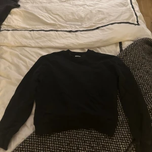 Svart sweatshirt  - Svart sweatshirt lite kortare  Mindre i storlek 