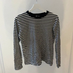 Randig tröja🖤🤍 - Säljer en randig långärmad tröja från hm. Säljer då den inte kommer till användning längre. Skriv för fler frågor eller bilder🪩🤍