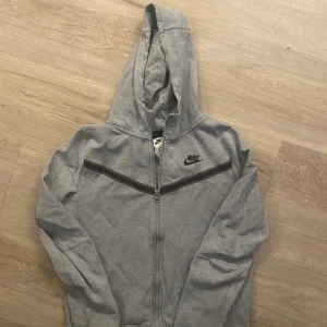 Nike Tech Fleece - Storlek L (147-158 cm)