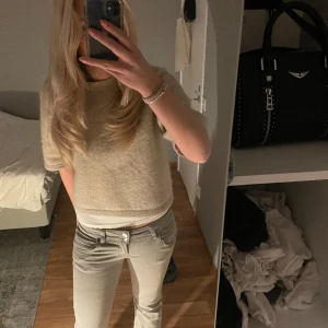 Lågmidjade gråa jeans från Gina tricot, som inte längre säljs - Säljer dessa då jag har köpt ett par liknande, första & andra bilden är tjejen 168 och på 3 bilden är tjejen 160 så de passar på olika längder