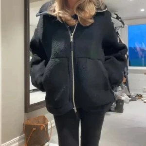 Teddy jacka  - Säljer min helt oanvända populära teddy jacka med prislappen kvar. Helt slutsåld på hemsidan. Jätte fin nu till vintern. 