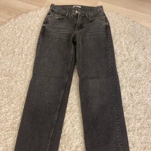 Lowwaist jeans - Säljer dessa superfina lowwaist jeansen från GinaTricot. Aldrig använda då de var för små för mig i midjan. Storlek 32 och passar i längden på mig som är 1.70❤️Nypris 499